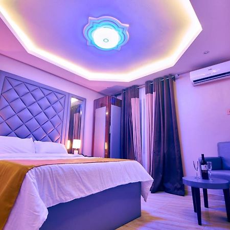Double M Exquisite Suites And Lounge Lekki Ogombo Exterior photo