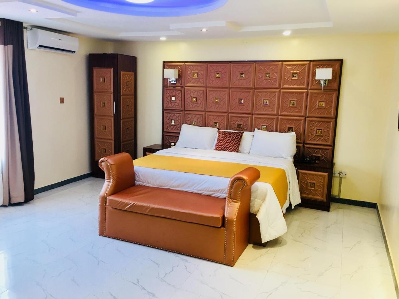Double M Exquisite Suites And Lounge Lekki Ogombo Exterior photo