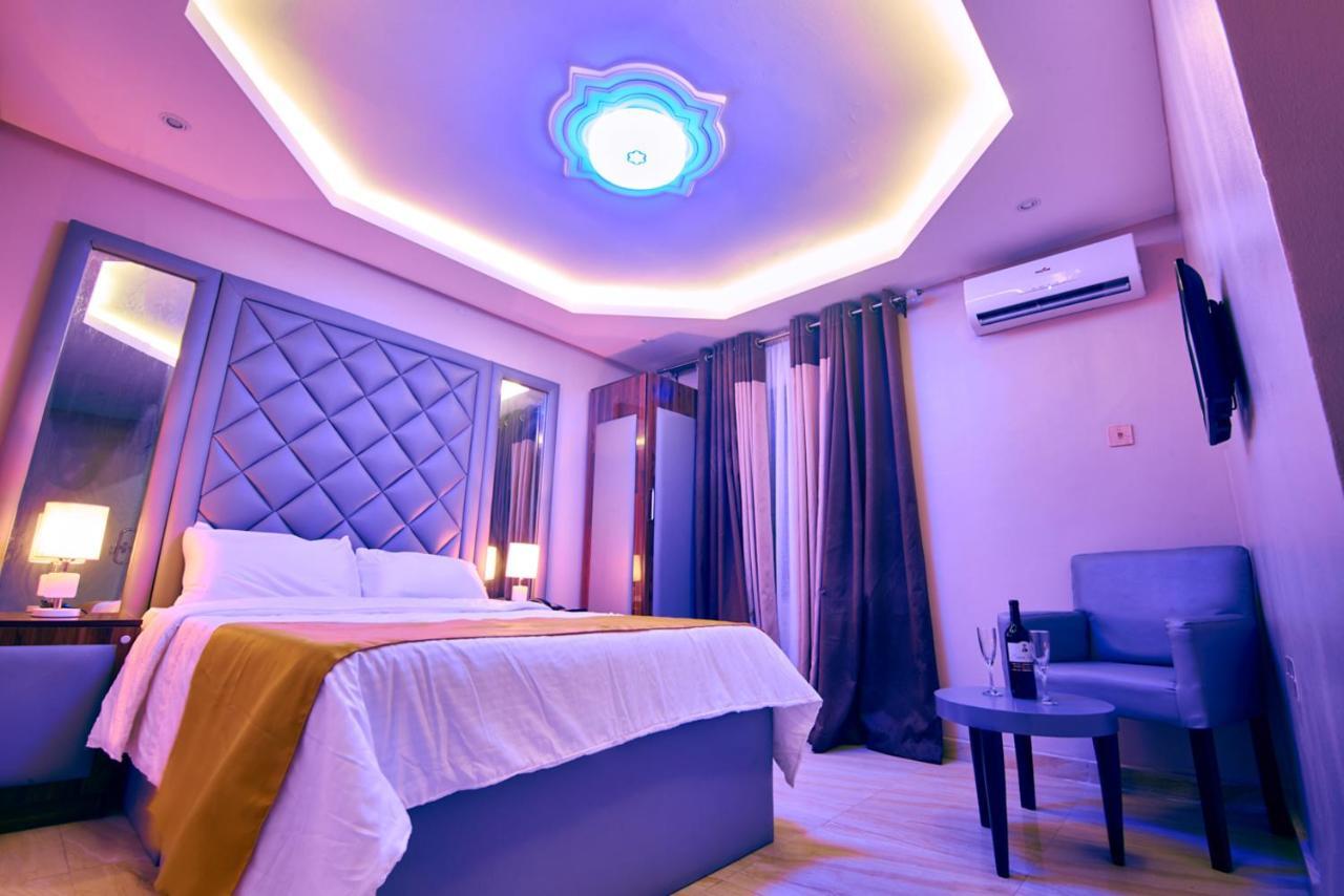 Double M Exquisite Suites And Lounge Lekki Ogombo Exterior photo